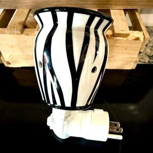 SCENTSY WAX WARMER PLUG IN